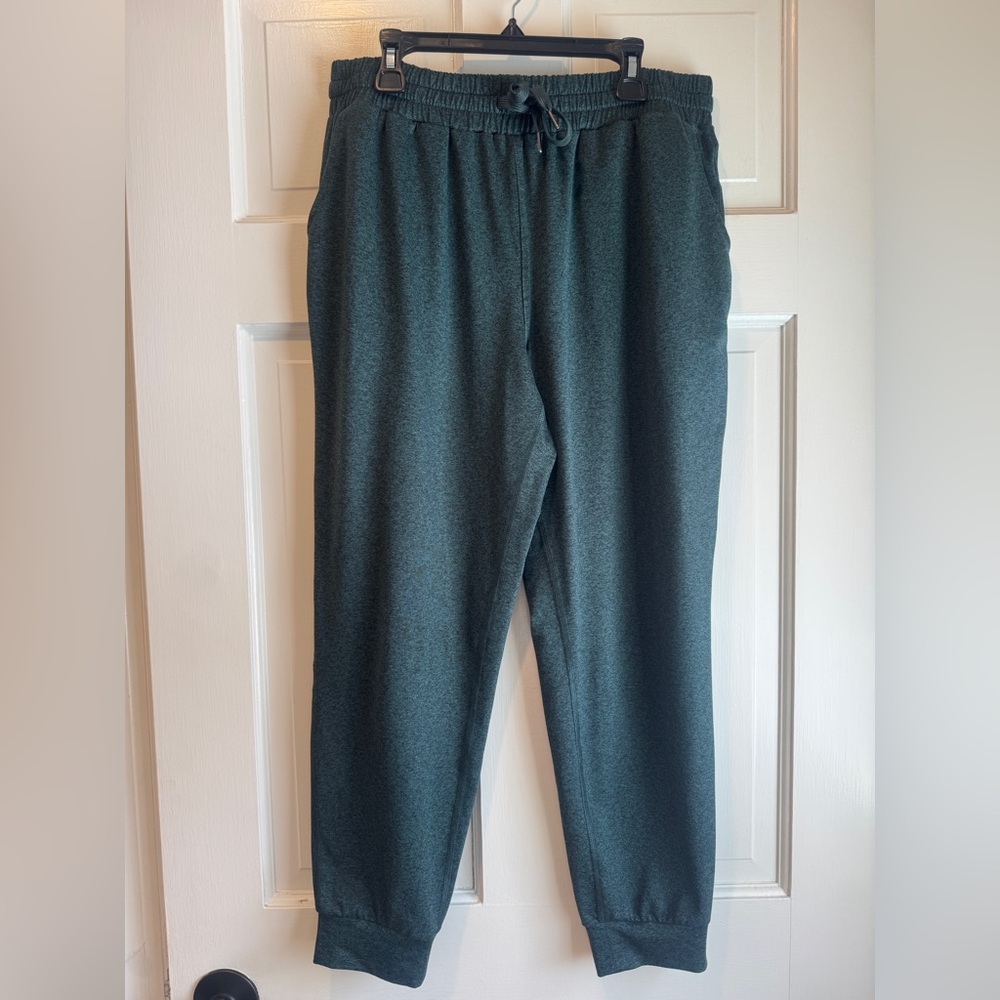 🌿 Quince Recycled Performance Joggers – Size M – Green 🌿